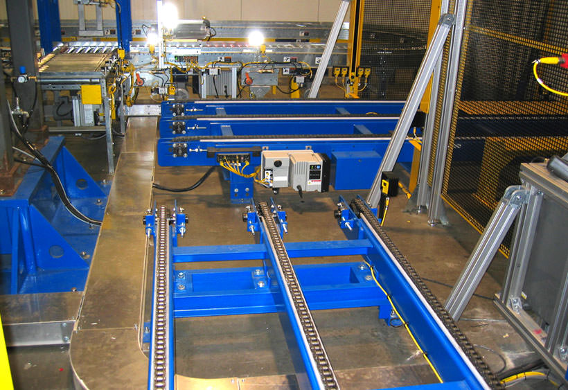 Robot palletize chain conveyor for wood pallet
